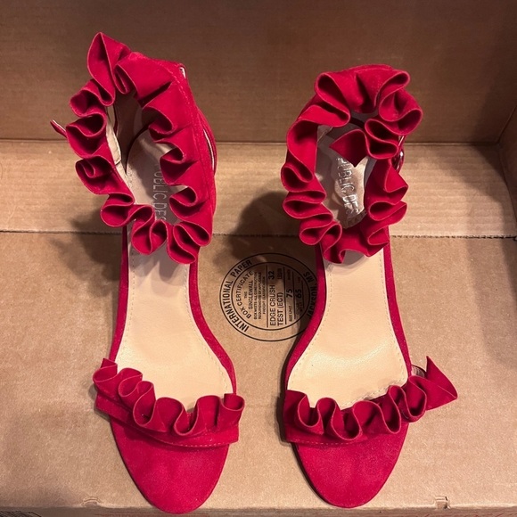 Size 6 red ruffle heels 👠 - Picture 1 of 4